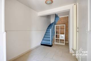 <strong>Immo Van Middelem verkoopt deze goed onderhouden, instapklare bel-etage gezinswoning met 3 slaapkamers, een garage en tuin op een perceel van +/- 1a70ca.</strong><br /><br />Ze is gelegen in een heel rustige en kindvriendelijke wijk te Dilbeek, met een uitstekende bereikbaarheid: nabijgelegen winkels zoals Carrefour en Westland Shopping, een vlotte bereikbaarheid met het openbaar vervoer (De Lijn), en gemakkelijke toegang tot belangrijke verbindingswegen. Ook de kinderboerderij 'Het Neerhof' bevindt zich op wandelafstand.<br /><br />De indeling is als volgt:<br />- GELIJKVLOERS: inkomhal, WC, garage met berging en wasplaats, toegang tot de tuin;<br />- 1e VERDIEPING: hal, woonkamer (eetplaats en salon) en open keuken met toegang tot terras;<br />- 2e VERDIEPING: nachthal, badkamer met WC, 3 slaapkamers waarvan 1 met dressing; <br /><br />Betonnen welfsels. <br />Centrale verwarming op gas.<br />Elektriciteit conform tot 2042!<br />EPC: 175 kwh/m².jaar - label B (UC: 3576959).<br />Vrij bij akte.<br /><br />Ze is gelegen in een heel rustige en kindvriendelijke wijk te Dilbeek, met een uitstekende bereikbaarheid: nabijgelegen winkels zoals Carrefour en Westland Shopping, een vlotte bereikbaarheid met het openbaar vervoer (De Lijn), en gemakkelijke toegang tot belangrijke verbindingswegen. Ook de kinderboerderij 'Het Neerhof' bevindt zich op wandelafstand.<br /><br />De indeling is als volgt:<br />- GELIJKVLOERS: inkomhal, WC, garage met berging en wasplaats, toegang tot de tuin;<br />- 1e VERDIEPING: hal, woonkamer (eetplaats en salon) en open keuken met toegang tot terras;<br />- 2e VERDIEPING: nachthal, badkamer met WC, 3 slaapkamers waarvan 1 met dressing; <br /><br />Betonnen welfsels. <br />Centrale verwarming op gas.<br />Elektriciteit conform tot 2042!<br />EPC: 175 kwh/m².jaar - label B (UC: 3576959).<br />Vrij bij akte.