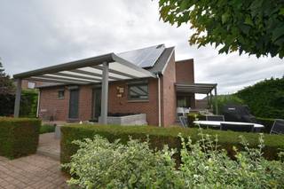 <p><span>NIEUW BIJ ANIMO VASTGOED!!!</span></p><p><span> </span></p><p><span>Instapklare, perfect onderhouden open bebouwing op een toplocatie (799 m²) </span></p><p><span> </span></p><p><span>Bent u op zoek naar ruimte, comfort en een woning die met liefde is onderhouden? Deze charmante, vrijstaande gezinswoning (bouwjaar 1983) biedt een zee aan ruimte en ligt op een royaal, zonovergoten perceel van 799 m². Naast de royale leefruimtes beschikt de woning over een grote inpandige garage en is ze volledig onderkelderd. Dankzij de 25 zonnepanelen mét groenestroomcertificaten geniet u hier bovendien van een zeer gunstige energiefactuur!</span></p><h3><span>Indeling van de woning:</span></h3><p><span>Gelijkvloers:</span><span> Bij het betreden van de woning komt u terecht in de uitnodigende inkomhal met een prachtige trap naar de bovenverdieping. De royale leefruimte ademt sfeer uit dankzij de gezellige sfeerhaard (flamhaard) en geniet van een uitzonderlijk mooie lichtinval. Aansluitend bevindt zich de eetplaats, die via een groot schuifraam naadloos aansluit op het eerste, ruime terras.</span></p><p><span>De eyecatcher van het gelijkvloers is de in 2020 volledig vernieuwde, moderne keuken die voorzien is van alle hedendaagse comfort en hoogwaardige toestellen. Via de praktische achterhal bereikt u het tweede overdekte terras, de tuin én de handige inpandige garage.</span></p><p><span>Eerste verdieping:</span><span> De nachthal geeft toegang tot drie slaapkamers. De masterbedroom werd recent volledig gerenoveerd en is uitgerust met hoogwaardige, handige maatkasten. Daarnaast beschikt deze verdieping over een extra zolderruimte. Deze polyvalente ruimte biedt tal van mogelijkheden en kan perfect ingericht worden als 4de slaapkamer, dressing, hobbyruimte of thuiskantoor.</span></p><p><span>Kelderverdieping:</span><span> Een enorme extra troef is dat de woning </span><span>volledig onderkelderd</span><span> is. Dit biedt een gigantische hoeveelheid aan extra stockageruimte, een ideale koele berging, of ruimte voor hobby's en technieken.</span></p><h3><span>Buitenruimte:</span></h3><p><span>De tuin is een absoluut paradijs voor wie houdt van rust en zon, dankzij de ideale </span><span>zuidwest-oriëntatie</span><span>. U geniet hier in alle privacy op één van de terrassen. De tuin is onderhoudsvriendelijk aangelegd met kwalitatief kunstgras en is in 2024 nog voorzien van een gloednieuw tuinhuis.</span></p><h3><span>T</span><span>roeven op een rij:</span></h3><ul><li><span>Ruimte in overvloed: Volledig onderkelderd én voorzien van een praktische inpandige garage.</span></li><li><span>Energiezuinig & Conform: Gunstig EPC-label B (192 kWh/m²jaar) en een conform gekeurde elektriciteitsinstallatie.</span></li><li><span>Financieel voordeel: 25 zonnepanelen (installatie 2011) met groenestroomcertificaten tot 2031 ( 330 per 1.000 kWh) een directe opbrengst voor de koper!</span></li><li><span>Up-to-date comfort: Moderne keuken van 2020, kwalitatieve Viessmann verwarmingsketel (2011) and een nieuw tuinhuis (2024).</span></li><li><span>Prachtig perceel: Gelegen op een mooi en breed perceel van 799 m².</span></li></ul><p><span>Kortom: een solide, uiterst veelzijdige en perfect verzorgde woning waar u zo kunt intrekken!</span></p><p><span>Interesse?</span><span> Neem snel contact op 011/220.750 voor meer informatie of een bezoek ter plaatse.</span></p>