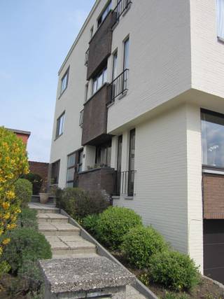 Gezellig halfopen appartement 90 m2 met alle comfort op 2e verdieping van een appartementsblok met 3 appartementen. Gelegen te Azalealaan 84,...