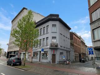 <p><span>Gezellig appartement te Antwerpen</span></p><p><span>Op de tweede verdieping van een kleinschalig appartementsgebouw is dit appartement gelegen. Het ligt niet ver van de Leien, het historisch centrum en ook op wandelafstand van de jachthaven en het Eilandje met zijn vele restaurants en cafeetjes. Het appartement is voorzien van een slaapkamer met dressing/bureau, ruime woonkamer, keuken, badkamer met ligbad en een extra wasplaats met aansluiting wasmachine en droogkast. </span></p><p><span>De vaste kosten zijn 200,- euro per maand : inclusief verbruik van water en gas van het appartement. </span></p><p><span> </span></p>