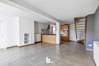 Deze kleine, gezellige instapklare woning is verrassend groot van binnen en beschikt over het attest woonconformiteit van de overheid.IndelingBij het...