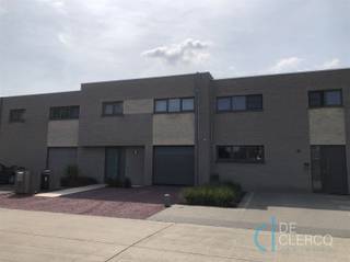<p>Deze tijdloze woning is gelegen in de Lieskensakker, een doodlopende, rustige woonwijk nabij het centrum van Lochristi! Deze mooie gesloten woning biedt alles wat u zoekt voor een aangename, comfortabele levensstijl op een autoluwe locatie. Het centrum met al zijn faciliteiten ligt op een boogscheut van de woning. Het pand wordt betreden langs de inkomhal met plaats voor vestiaire en een gastentoilet. Verder vindt u de ruime leefruimte met open keuken fungerend als het hart van de woning. Dankzij de grote raampartijen is er zeel veel daglicht en vanuit elke hoek zicht op het gezellig tuintje. De open keuken is uitgerust met alle nodige toestellen. Naast de keuken bevindt zich een grote inpandige garage met extra ruimte voor berging en wasplaats. Op de eerste verdieping zijn er 3 volwaardige slaapkamers aanwezig alsook een tijdloze badkamer met ligbad, inloopdouche, dubbele lavabo, een tweede toilet en een extra berging. Het huis wordt verwarmd op gas met radiatoren, er zijn 13 zonnepanelen aanwezig wat resulteert in een zeer gunstige EPC score A. De zuidgerichte tuin en terras met zonneluifel en functionele tuinberging is knap aangelegd en biedt de nodige privacy dankzij de volgroeide hagen en beplanting. Kortom het pand is uiterst efficiënt ingedeeld en voorzien van alle comfort en biedt de ideale woonplaats voor wie op zoek is naar een moderne woning op een toplocatie in Lochristi. Afspraken kunnen worden vastgelegd via mail naar leen@vastgoed-dc.be.</p>
