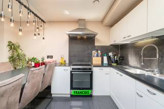 In de Heropbouwstraat 12 te Roeselare staat deze instapklare, energiezuinige gezinswoning met EPC-label A te koop. Via de inkomhal heeft...