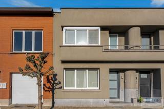 Op een uitstekende locatie te Lier, bevindt zich deze instapklare woning met 3/4 slks en gezellige tuin.<br /><br />Deze goed onderhouden woning is gelegen in een kindvriendelijke omgeving doch op wandelafstand van het centrum wat ervoor zorgt dat station Lier, winkels, scholen en openbaar vervoer binnen handbereik zijn. Door de centrale ligging is er een gunstige connectie met de ring van Lier dewelke directe verbinding geeft met omliggende gemeenten en autostrade.<br /><br />We betreden de woning langs de inkomhal (toegang kelder), dewelke op haar beurt toegang verleent tot de gezellige leefruimte met zithoek, eetplaats en aansluitend volledig geïnstalleerde keuken met alle hedendaags comfort en mogelijkheid tot ontbijtruimte. Tevens werd de keuken voorzien van een veranda wat zorgt voor een extra mooie lichtinval. Achterliggend de keuken bevindt zich een gastentoilet, geriefelijke berging met wasplaats alsook een extra (slaap/hobby)kamer op het tussenverdiep.<br /><br />De trap in de inkomhal brengt ons tot het 1 ste verdiep. De nachthal zorgt hier voor een connectie met 3 volwaardige slaapkamers en een uitgeruste badkamer met ligbad, douche, toilet en wastafel.<br /><br />Het aangelegde terras in combinatie met de charmante tuin maken het plaatje compleet. Hier is het heerlijk vertoeven in alle rust en privacy. Tevens is er de aanwezigheid van een ruime tuinberging.<br /><br />Kom alvast de mogelijkheden van deze veelzijdige woning ontdekken tijdens een plaatsbezoek!