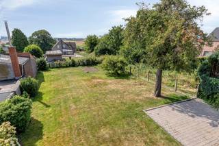 <p><span> </span></p><p><span>RUIME WONING VOOR MEERGENERATIEWONEN IN VREBOS  4 TOT 7 SLAAPKAMERS, 2 ONAFHANKELIJKE WOONEENHEDEN EN 3 GARAGES.</span></p><p><span>Bent u op zoek naar een echte kangoeroewoning waar verschillende generaties onder één dak kunnen wonen, met behoud van ieders zelfstandigheid en privacy? </span></p><p><span>Deze ruime woning in Vrebos, gelegen in een rustige, groene omgeving tussen Kortenberg en Tervueren, biedt de ideale kans voor een familie die samen wil wonen zonder in te boeten op autonomie.</span></p><p><span>De woning is uitstekend onderhouden en in beide woongedeeltes direct bewoonbaar. Dankzij de veelzijdige indeling  met 2 aparte ingangen, 2 keukens, 2 leefruimtes en 2 badkamers (met de mogelijkheid tot het creëren van een derde badkamer op het gelijkvloers)  is de woning zeer flexibel in gebruik.</span></p><p><span>Momenteel beschikt het pand over 5 slaapkamers (waarvan 2 op het gelijkvloers), maar dit aantal kan eenvoudig worden uitgebreid tot 7 slaapkamers, mede dankzij een grote zolder die reeds via een vaste trap bereikbaar is.</span></p><p><span>De indeling is perfect geschikt voor meergeneratiewonen: ideaal voor het huisvesten van oudere ouders of familieleden, of om een gezinswoning te combineren met een aparte, zelfstandige woonunit.</span></p><p><span>Buiten geniet u van een aangenaam terras op het zuiden en een tuin van 400 m². Drie garages en vier parkeerplaatsen op eigen terrein maken het geheel compleet.</span></p><p><span>Technische kenmerken:</span></p><p><span>Regenwaterput van 14.000 liter, aangesloten op de toiletten op het gelijkvloers</span></p><p><span>Elektrische installatie conform de huidige normen</span></p><p><span>Vernieuwd en geïsoleerd dak</span></p><p><span>EPC-label D: 310 kWh/m²/jaar  geen verplichte energetische renovatie vereist</span></p><p><span> </span></p><p><span>Een woning met riante afmetingen en een enorm potentieel  de perfecte plek om uw visie op meergeneratiewonen te realiseren.</span></p><p><span> Voor meer informatie of om een bezichtiging in te plannen en alle mogelijkheden van deze woning te ontdekken, kunt u contact met mij opnemen via 0479/736 636.</span></p>