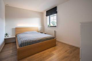 Modern 2-slaapkamer appartement met groot terras<br /><br />Instapklaar appartement op de eerste verdieping (lift aanwezig) in het groene Achterbos.<br /><br />Het appartement met een oppervlakte van 81m² bevindt zich in een recent en kleinschalig gebouw met slechts acht wooneenheden.<br /><br />Dit moderne appartement biedt alle comfort en energiezuinig wonen (EPC label B). De lichtrijke open leefruimte sluit naadloos aan bij de moderne en volledig uitgeruste keuken. Vanuit de leefruimte is er toegang tot het private terras met zicht op groen. Het appartement beschikt over twee slaapkamers en een badkamer met dubbele wasbak en inloopdouche. Naast de badkamer is er nog een afzonderlijk toilet. Tenslotte zijn er 2 bergingen waarvan één met aansluiting voor was- en droogmachine.<br /><br />De ruime kelderberging en bovengrondse staanplaats zijn inbegrepen in de vraagprijs.<br /><br />Kortom een comfortabel, onderhoudsvriendelijk en energiezuinig appartement op een fijne locatie !<br /><br />Specificaties :<br />* gunstig EPC B<br />* instapklaar, vrij van huurder<br />* lift aanwezig<br />* aluminium ramen met vliegenramen en op maat gemaakte blinden<br />* groot en privaat terras met zicht op groen<br /><br />Verkoop onder registratierechten.<br /><br />Kijkmomenten zijn enkel mogelijk op afspraak van vrijdag 24 tot en met zondag 26 april en van vrijdag 1 mei tot en met zondag 3 mei.<br /><br />Om een bezoek in te plannen kan u mailen naar jokerenaerts@hotmail.com of bellen naar 0494/844846 (graag na 18u 's avonds).<br /><br />