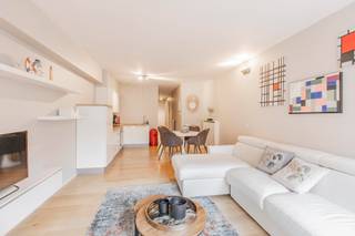 Instapklaar appartement op een uitstekende ligging tussen het Driehoeksplein en het Albertplein, op een boogscheut van de zee en de Kustlaan. Dankzij de centrale ligging en praktische indeling is dit appartement de ideale pied-à-terre in Knokke.<br /><br />Indeling: inkomhal met gastentoilet en vestiaire. Aangename leefruimte met een volledig ingerichte open keuken voorzien van alle comfort, aansluitend een eethoek en een gezellig salon. Praktische berging. De hoofdslaapkamer is voorzien van ingemaakte kasten en geeft uit op het terras aan de achterzijde. Tweede, kleinere binnenkamer. Douchekamer.<br /><br />Privatieve kelder en gemeenschappelijke fietsenberging in de residentie.