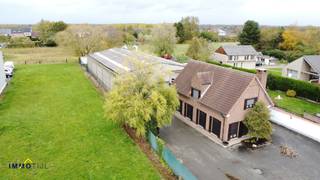 <strong>Woning met 3 kamers + loods op zichtbare locatie!<br /><br /></strong>Woning met achterliggende hangar/atelier te koop op Steenweg op Vilvoorde. Centrale locatie: dichtbij alle voorzieningen en fantastische zichtbaarheid voor zelfstandige activiteit. Centrum en treinstation op amper 3 kilometer. Ook winkels en scholen situeren zich op korte afstand.<br /><br /><strong>De vrijstaande woning is ruim – met 3 grote kamers – en deels te moderniseren</strong>. Goede staat van onderhoud. Indeling gelijkvloers: inkomhal, bureauruimte en living/eetplaats, keuken, bergplaats met douche. Verdieping: 3 kamers en badkamer. Mindere EPC-score is hoofdzakelijk te wijten aan elektrische verwarming en afwezigheid van dakisolatie. Wel reeds overal voorzien van <strong>dubbele beglazing,</strong> muurisolatie en rolluiken. <br /><br />Achteraan, bereikbaar via de brede oprit, situeert zich de hangar met een oppervlakte van <strong>circa 300 vierkante meter </strong>(17,6m lang en 16,5m breed – hoogte midden is 6m10). <strong>Hoge inrijpoort</strong>. De loods deed dienst als voormalige carrosserie en is <strong>ideaal voor opslag of de uitoefening van een zelfstandige activiteit.</strong> <br /><br />I<strong>deaal pand voor wie nood heeft aan ruimte, of voor zelfstandigen die wonen en werken willen combineren. </strong><br /><br />Meer info en bezoeken: tom@immotijl.be of 052690691