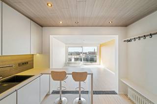Vernieuwd appartement met 2 kamers en een zonnig terras, mooi gelegen aan de jachthaven van Zeebrugge. Vanuit het appartement kunt u genieten van een heerlijk uitzicht over het water en de aangemeerde zeilboten. Bovendien is de oriëntatie volledig zuidgericht waardoor u naast het mooi uitzicht ook kunt genieten van de zon. Een enorme troef van deze locatie.<br /><br />Het appartement werd grotendeels vernieuwd met o.a. een nieuw schuifraam, een nieuwe badkamer, een nieuwe open keuken, etc. …<br />De elektriciteit is volledig conform en het energielabel is goed (C).<br /><br />Indeling: grote leefruimte met een volledig ingerichte open keuken en een groot schuifraam met toegang naar het terras. Op de hall een apart toilet en een aparte berging. Verder nog een grote slaapkamer, een kleinere kamer (ideaal voor een stapelbed, of als dressing) en een mooie badkamer met inloopdouche. Klein terrasje aan de achterzijde.<br /><br />Meer informatie of een vrijblijvend bezoek?<br />Contacteer Sacha Vanrafelghem op GSM 0487/43.79.10.