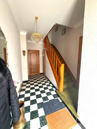 Ruime woning met 3 slaapkamers en veel potentieel op een gunstige locatie in Wilrijk
Via de inkomhal betreedt u de woning, die beschikt over een aangename leef- en eetruimte en een aparte keuken. De woning biedt een mooie basis en heel wat mogelijkheden om verder naar eigen smaak te moderniseren en in te richten.
Op de verdieping bevinden zich 3 slaapkamers en een badkamer. Daarnaast beschikt de woning over een grote kelder, ideaal als extra bergruimte.
Ook buiten is er een aangename stadstuin met opbergruimte waar u in alle rust kunt genieten.
Een belangrijke troef is zonder twijfel de gunstige ligging. De woning bevindt zich in een aangename woonomgeving in Wilrijk, vlakbij een speelplein en diverse winkels. Dankzij de vlotte verbinding met de A12 en E19 geniet u bovendien van een uitstekende bereikbaarheid van zowel tram en bus richting Antwerpen en omliggende gemeenten.
Troeven van de woning
* 3 slaapkamers
* Grote kelder met veel bergruimte
* Aangename buitenruimte
* Gunstige ligging
* Vlakbij een speelplein
* Vlotte verbinding naar de A12 en E19
* Veel mogelijkheden om de woning naar eigen smaak te moderniseren