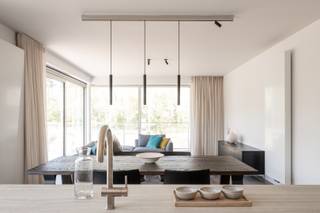 Ontdek Residentie Heron in Roeselare: exclusief en energiezuinig wonen in een afgesloten parktuin op de voormalige site van B2Ai. Na het succes van Fase I & II lanceren we Fase III – Blok A, met 12 hoogwaardige appartementen met riante terrassen, tijdloze architectuur en een high-end afwerking. Voor wie droomt van klasse, comfort en karakter. Bijkomende troeven: 6% BTW is hier mogelijk. Informeer ook naar onze lanceringsvoorwaarden! Bezoek ons modelappartement op afspraak. Welkom op onze bezoekdag: zo 21/12 - 9u-13u.<br /><br />Heron bestaat uit vier urban villages (lees: paviljoenen). Elk paviljoen bestaat uit 12 tot 14 luxe appartementen, waarvan de architectuur en het interieur de conceptlijnen van het levenslang wonen volgen. Dat betekent dat de vier urban villages maximale flexibiliteit bieden en dat er nog voldoende keuzevrijheid is om uw interieur aan te passen aan elke levensfase.<br />Kortom: investeren in dit uitzonderlijk vastgoed is investeren voor het leven (en langer). Met B2Ai als architect en Coussée-Bostoen als aannemer staat dit project garant voor Roeselaarse topkwaliteit!<br />Indeling - Heron biedt voor elk wat wils. Er zijn zowel kleine (vanaf 71m²) als riante appartementen (tot 129m²), gaande van 1-3 slaapkamers. Telkens met fantastische terrassen met uitzicht op de parktuin en vijver, tot wel 83m²! En dat in een kleinschalig gebouw, met slechts 2 penthouses op niveau +2. <br />Indeling: inkomhal met ruimte voor vestiaire / toilet met wastafel / twee ruime slaapkamers / badkamer met douche / master bedroom met en-suite badkamer / ruime leefruimte met open keuken voorzien van groot kookeiland en alle nodige toestellen / technische ruimte/berging / riant terras (83m²) uitgevend op parktuin/vijver<br />Extra - Ondergrondse garages, parkeerplaatsen én bergingen.<br />Troeven - 6% BTW mogelijk / Historische site / omgeven door natuur / focus op duurzaamheid en energie-efficiëntie / hoogwaardige architectuur / nabij scholen, buurtwinkels, handelszaken en openbaar vervoer / Flexibele keuzemogelijkheden in afwerking<br />De foto’s in deze voorstelling zijn afkomstig van reeds gerealiseerde en gelijkaardige appartementen uit Fase I & II.<br />Benieuwd? - Frederik organiseert voor dit project afspraken op kantoor of in het modelappartement ter plaatse, mits het maken van een afspraak. Meer algemene informatie is terug te vinden via www.bordes.be