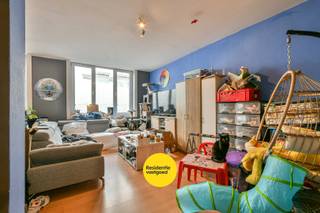 Ruim en lichtrijk 2-slaapkamerappartement van ca. 98 m², gelegen op de eerste verdieping in het centrum van Blankenberge. Dit charmante appartement in een gebouw uit 1930 combineert een centrale ligging met een praktische indeling en hedendaags comfort. Bovendien is het momenteel verhuurd, wat het uitermate interessant maakt als investering met onmiddellijk rendement.<br /><br />Via de inkomhal betreedt u de aangename leefruimte, afgewerkt met laminaat en voorzien van grote raampartijen die zorgen voor een overvloed aan natuurlijk licht. De woonkamer beschikt over meerdere draai-kipramen en vaste ramen, wat bijdraagt aan een open en luchtig gevoel. Aansluitend bevindt zich de keuken, die functioneel ingericht is en vlot aansluit op de leefruimte.<br /><br />Het appartement telt twee slaapkamers, beide voorzien van laminaatvloer en centrale verwarming op aardgas. De badkamer is uitgerust met een ligbad, lavabo en aansluiting voor een wasmachine, en geniet van natuurlijke verluchting via een raam. Daarnaast is er een apart toilet en een handige berging met cv-ketel en zekeringskast.<br /><br />Met een EPC-label B (177 kWh/m² jaar) is er geen renovatieplicht, wat extra gemoedsrust biedt. De combinatie van dubbele beglazing in PVC, centrale verwarming en een gunstige ligging nabij winkels, openbaar vervoer en de zeedijk maken dit appartement tot een aantrekkelijke opportuniteit voor zowel investeerders als starters.