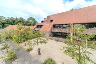 In de Zeelaan te Koksijde vinden we ruim appartement (164 m²) met zongericht terras (15 m²) en grote tuin (170 m²) te koop. Het appartement is...