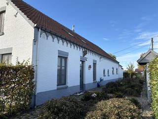 Ruime gezinswoning met paardenstallen, buitenpiste en zwembad op 0,5 ha te Kinrooi Op een prachtig perceel van 5.000 m² vind je deze charmante woning...