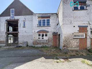 *** TE KOOP *** Geraardsbergen - Te renoveren halfopen bebouwing met grote tuin en garage, met een totale oppervlakte van ongeveer 329 m².<br /><br />Een renovatieproject met tal van indelingsmogelijkheden!<br /><br />Het project voorziet de volgende indeling: op het gelijkvloers een inkomhal met vestiaire, een open keuken verbonden met de eetkamer, een ruime woonkamer evenals een tweede eetruimte, een wasruimte en een apart toilet. Op de eerste verdieping bevinden zich twee slaapkamers (mogelijkheid tot drie), twee badkamers/doucheruimtes, een dressing en twee toiletten. Op de tweede verdieping bevindt zich een zolder die kan worden ingericht als slaapkamer of polyvalente ruimte volgens uw behoeften, met toegang tot een terras.<br /><br />Troeven: recente PVC-ramen met dubbele beglazing, garage, grote tuin van ongeveer 7 are met ideale westelijke oriëntatie, kelder, EPC-label "G" (942 kWh/m².jaar).<br /><br />Prijs: bieden vanaf € 149.000 (onder voorbehoud van aanvaarding door de eigenaars).<br /><br />Contact: 02.355.42.20 of 0494.28.38.88 (Taylor), of per e-mail via tubize@weinvest.be.