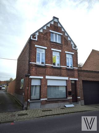 Centraal gelegen woning op een grondoppervlakte van om en bij de 230 m² met dubbele garage, bestaande uit de inkom met aansluitend de...