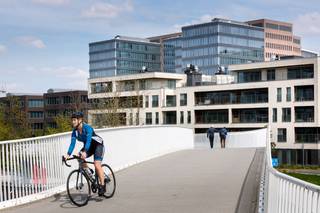 Fantastisch gelegen en volledig instapklare kantoren te huur, <strong>perfect gelegen nabij het centrum Gent Zuid en vlakbij de op- en afritten van de E17</strong>.<br /><br />De kantoorruimte bevindt zich op de <strong>7e verdieping</strong> van het gebouw, waardoor deze niet alleen profiteert van een panoramisch uitzicht, maar ook van een uitmuntende zichtbaarheid. <br />Het kantoorcomplex biedt tal van exclusieve faciliteiten waaronder een gratis pendelbus van en naar het station.<br /><br />Verder zijn er gezellige gemeenschappelijke ruimtes waar je kan ontspannen of overleggen, een koffiehoek voor een snelle break, en zelfs een carwash en wasserette ter plaatse. Daarnaast kunnen sportieve werknemers terecht in een sportgedeelte.<br /><br />De <strong>gunstige parkeerratio </strong>zorgt ervoor dat er voldoende parkeerplaatsen zijn aan het gebouw zelf, en er is bovendien de mogelijkheid om extra archiefruimte te huren indien nodig. Beschikbaar vanaf 1 juni 2026!<br />Contacteer <strong>PANORAMA B2B GENT KANTOREN </strong> voor bijkomende informatie, gedetailleerde plannen of een vrijblijvend plaatsbezoek op het nummer <strong>09 225 09 02</strong>.