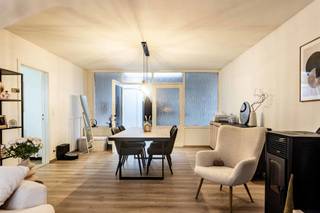 Dit aangename appartement combineert ruimte en licht.De ruime woonkamer geniet van een mooie natuurlijke lichtinval en sluit naadloos aan op de...