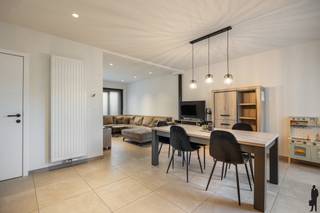 Volledig gerenoveerde gezinswoning met 3 slaapkamers en tuin in Evangeliestraat te HammeDeze volledig gerenoveerde woning is gelegen in de...