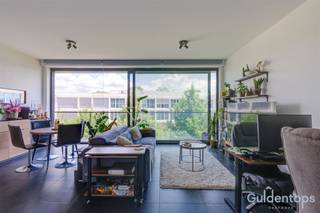 <p>Dit stijlvol afgewerkte en instapklare 1-slaapkamerappartement is gelegen in het populaire woonproject The Mills aan de Drie Eikenstraat 449 te Edegem. Het appartement bevindt zich op de tweede verdieping en combineert een uitstekende ligging met hedendaags wooncomfort en een kwalitatieve afwerking.</p><p>De lichtrijke leefruimte met grote raampartijen zorgt voor een aangename, open sfeer en veel natuurlijk licht. De volledig uitgeruste keuken sluit mooi aan op de leefruimte. Verder beschikt het appartement over een ruime slaapkamer met plaats voor een dubbel bed en grote kast, een verzorgde badkamer, een apart gastentoilet en een praktische berging met aansluiting voor wasmachine en droogkast.</p><p>Gelegen op een toplocatie in The Mills woont u hier rustig, met alle voorzieningen zoals winkels, openbaar vervoer, scholen en belangrijke invalswegen in de onmiddellijke nabijheid. Daarnaast zijn er in de omgeving voldoende parkeermogelijkheden.</p><p>Dankzij het recente karakter van het gebouw geniet u van alle voordelen van hedendaags wonen, inclusief energiezuinig comfort en lage gemeenschappelijke kosten. De aankoop gebeurt bovendien onder registratierechten (geen btw), wat een belangrijk financieel voordeel biedt.</p><p>Troeven:</p><ul><li>Ruim 1-slaapkamerappartement</li><li>Topligging in The Mills te Edegem</li><li>Instapklaar en kwalitatief afgewerkt</li><li>Lichtrijke leefruimte</li><li>Volledig uitgeruste keuken</li><li>Ruime slaapkamer</li><li>Berging met aansluiting wasmachine/droogkast</li><li>Veel parkeermogelijkheden in de buurt</li><li>Nabij winkels, openbaar vervoer en invalswegen</li><li>Lage maandelijkse gemeenschappelijke kosten</li><li>Aankoop onder registratierechten (geen btw)</li></ul><p>Zowel geschikt voor eigen bewoning of als interessante investering.</p>