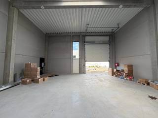 <div>
<p><span>Nieuwbouw </span><span>KMO-unit te koop in Kampenhout, met een </span><span>gelijkvloerse oppervlakte van 216 m² en </span><span>een verdieping van 70 m². Oplevering </span><span>voorzien in augustus 2026.</span></p>
</div>
<div>
<p><span>Strategisch </span><span>gelegen langs de Mechelsesteenweg </span><span>(N26), met een vlotte verbinding naar </span><span>de E19 en E40 richting Brussel, </span><span>Antwerpen en Gent — wat zorgt voor </span><span>uitstekende bereikbaarheid én </span><span>zichtbaarheid.</span></p>
</div>
<div>
<p><span>De unit biedt een </span><span>kwalitatieve opslagruimte met een vrije </span><span>hoogte van ca. 6 m, toegankelijk via </span><span>een automatische sectionaalpoort (4 x </span><span>4,2 m) en een aparte inkomdeur. </span><span>Voorzien van een gepolierde en </span><span>gewapende betonvloer (2.500 </span><span>kg/m²), lichtstraten met rookluik, een </span><span>geïsoleerd dak en een </span><span>regenwaterput (5.000 L).</span></p>
</div>
<div>
<p><span>Gelegen in </span><span>Business Park Overdevaert te </span><span>Kampenhout, met camerabewaking, </span><span>LED-verlichting en branddetectie. </span><span>Inclusief 2 privatieve </span><span>parkeerplaatsen en de mogelijkheid tot </span><span>laadpalen.</span></p>
</div>
<div>
<p><span>Contacteer Structura.biz </span><span>voor bijkomende informatie en/of </span><span>een bezoek — 02/462.32.00!</span></p>
</div>