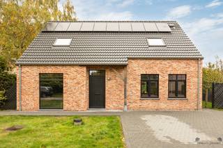 <p><span>Moderne en energiezuinige gezinswoning op ruim perceel te Brecht</span></p><p><span> </span></p><p><span>Ontdek deze instapklare woning uit 2020, gelegen in een rustige en groene buurt op de grens met Brasschaat. </span></p><p><span>Dankzij haar uitstekende ligging – vlak bij de oprit van de autostrade – combineert ze landelijke rust met een vlotte bereikbaarheid.</span></p><p><span> </span></p><p><span>Met een bewoonbare oppervlakte van ca. 172 m² op een perceel van 1.235 m² biedt deze woning vier ruime slaapkamers, een stijlvolle badkamer met bad en douche en een open leefruimte met veel lichtinval en zicht op de tuin. </span></p><p><span>De moderne keuken is volledig uitgerust en vormt samen met de eet- en zithoek een aangename, open leefomgeving. Aansluitend bevindt zich een praktische berging met wasruimte.</span></p><p><span> </span></p><p><span>De masterbedroom beschikt over een aansluitende dressing, en de zolder biedt extra opbergmogelijkheden.</span></p><p><span>Buiten geniet u van een royale tuin die uitnodigt tot ontspanning, spel of tuinieren – een ideale plek voor gezinnen of wie graag buiten leeft.</span></p><p><span> </span></p><p><span>Extra:</span></p><ul><li><span>EPC A!</span></li><li><span>Instapklaar</span></li><li><span>Moderne afwerking</span></li><li><span>Apart gastentoilet</span></li><li><span>Ruime tuin</span></li><li><span>Topligging</span></li></ul><p><span>Deze woning biedt een unieke balans tussen hedendaags comfort, energiezuinig wonen en een rustige omgeving. Dankzij haar doordachte indeling, stijlvolle afwerking en royale perceelgrootte vormt ze de ideale thuis voor gezinnen die ruimte, rust en kwaliteit weten te waarderen. Een eigendom dat uitnodigt om meteen in te trekken en zorgeloos te genieten.</span></p><p><span> </span></p>