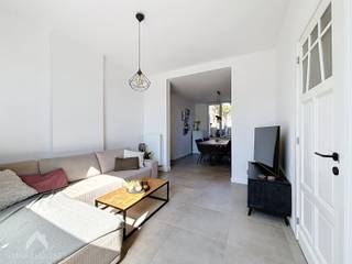 <p>Ben je op zoek naar een karaktervolle gezinswoning met 3 slaapkamers, een grote tuin en een gezellige uitstraling? Dan is deze charmante woning zeker een bezoek waard.</p>
<p>Via de inkomhal, met toegang tot de praktische kelder van 19 m², kom je in de lichtrijke leefruimte met zit- en eethoek. Authentieke elementen geven de woning een warme en sfeervolle uitstraling. De volledig geïnstalleerde keuken sluit aan op het eerste terras. Via enkele trapjes bereik je het tweede terras en de ruime, onderhoudsvriendelijke tuin, waar je in alle rust kan genieten van het groen.</p>
<p>Op de eerste verdieping bevinden zich een ruime slaapkamer met ingebouwde kasten, een badkamer met ligbad, douche en dubbele lavabo, evenals een apart toilet. De tweede verdieping biedt nog twee volwaardige slaapkamers, ideaal voor een gezin, thuiswerk of hobby.</p>
Deze instapklare gezinswoning combineert charme, ruimte en comfort met een praktische indeling. Dankzij de 3 slaapkamers, de grote tuin, de kelder en de gezellige leefruimtes is dit de ideale woning voor gezinnen of koppels die op zoek zijn naar een warme thuis met karakter.<br /><br />Extra troeven<br /><br />
<ul>
<li>EPC C</li>
<li>domotica</li>
<li>nabij winkels, scholen, belangrijke invalswegen</li>
<li>instapklaar</li>
</ul>
<br />Deze woning is te koop ZONDER makelaar via het concept van Smart Houses. Wenst u verdere inlichtingen of een bezoek? Contacteer rechtstreeks de eigenaar via 0499/27.77.07