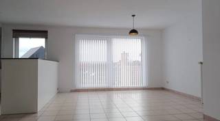 <p>Modern 2-slaapkamerappartement met ruime ondergrondse parkeerplaats op enorm gunstige ligging te huur! Op vijftien minuten bent u op de autosnelweg. Het appartement is gelegen op het tweede verdiep, bereikbaar met de lift, beschikt over een vernieuwde open keuken, twee slaapkamers, badkamer met bad/douche, berging, terrassen aan voor- en achterkant, incl. ruime ondergrondse parking.<br />Huisdieren niet toegelaten (reglement).</p><p>(Laatste foto: AI.)</p>