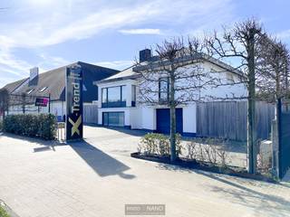Verzorgde villa met polyvalente handelsruimte en ruime parking gelegen langs de commerciële Natiënlaan van Knokke-Heist. Deze opportuniteit met verschillende uitbreidingsmogelijkheden is ideaal gelegen voor wie handel en woonst wenst te combineren. Indeling op het gelijkvloers: polyvalente handelsruimte, bureau, garage, bergruimte en toilet. Op de eerste verdieping is er een ruime living met gashaard, mooie en ruime keuken voorzien van alle nodige toestellen, hoofdslaapkamer met dressing en ruime badkamer met ligbad en inloopdouche, 2e slaapkamer met ingemaakte kasten en apart toilet. Op de 2e  verdieping is er een heel grote ruimte voorzien van airco, en douche en lavabo. Verschillende parkeermogelijkheden oor het gebouw. Prachtig aanbod om de meest commerciële ligging van Knokke-Heist.