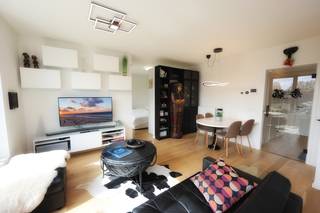 Dit instapklare en moderne appartement bevindt zich in de recente nieuwbouwsite O’Sea te Oostende-Mariakerke. Dankzij de uitstekende ligging geniet u hier van rust én nabijheid: op wandelafstand van de Zeedijk, winkels (o.a. Delhaize), openbaar vervoer en diverse horecazaken.<br />Gelegen op de eerste verdieping, biedt dit appartement een doordachte en functionele indeling:
<ul>
	<li><span>Inkomhal met apart gastentoilet </span></li>
	<li><span>Ruime berging met aansluiting voor wasmachine </span></li>
	<li><span>Lichtrijke woonkamer met eetplaats en grote raampartijen </span></li>
	<li><span>Open, volledig uitgeruste keuken met o.a. elektrisch kookvuur, combi-oven en vaatwasser </span></li>
	<li><span>Badkamer met inloopdouche en lavabomeubel </span></li>
	<li><span>Slaapruimte voorzien van een dubbel bed </span></li>
	<li><span>Zonnig terras waar het aangenaam vertoeven is </span></li>
</ul>
Extra troeven:

<ul>
	<li><span>Uitstekende energieprestatie (EPC A-label) </span></li>
	<li><span>Elektrische installatie conform het AREI </span></li>
	<li><span>Mogelijkheid tot aankoop staanplaats in het gebouw!</span></li>
</ul>
Ideaal als vaste woonst, tweede verblijf of interessante investering aan de Belgische kust!<br /> 