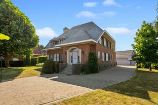 <p>Op zoek naar de ultieme combinatie van luxueus wonen, gigantisch veel ruimte en een oase van rust? Zoek niet verder. Deze uitzonderlijke eigendom in Oosterzele biedt een zeldzame kans voor zelfstandigen, vrije beroepen of grote gezinnen die op zoek zijn naar ademruimte, comfort en exclusiviteit.</p><p> </p><h3>De Woning: Smaakvol, Kwalitatief en Ongekend Ruim</h3><p>Met een indrukwekkende bewoonbare oppervlakte van maar liefst <strong>465 m²</strong> is dit een woning met een uitzonderlijk volume. Het pand werd met enorm veel smaak en oog voor detail totaal gerenoveerd. Er is uitsluitend gekozen voor <strong>hoogwaardige, kwalitatieve materialen</strong>, wat zorgt voor een warme, luxueuze uitstraling en een tijdloos comfort.</p><ul><li><p><strong>Licht & Ruimte:</strong> Royale leefruimtes met een open flow en raampartijen die naadloos overlopen naar het buitenleven.</p></li><li><p><strong>Enorm uitbreidingspotentieel (Zolder):</strong> Via een <strong>vaste trap</strong> bereikt u de riante zolderverdieping. Deze ruimte biedt nog tal van mogelijkheden om extra slaapkamers, een master suite, een hobbyruimte of een extra thuiskantoor in te richten en zo de bewoonbare oppervlakte nóg verder te vergroten!</p></li><li><p><strong>Volledig onderkelderd:</strong> Extra troef! De woning is volledig onderkelderd, ideaal als stockageruimte, wasplaats, wijnkelder of extra hobbyruimte</p><h3>Tuin & Terras: Uw privé-paradijs met idyllisch uitzicht</h3><p>Het totale perceel van <strong>2.137 m²</strong> garandeert u 100% privacy en rust. De absolute kers op de taart is het <strong>grote, prachtig aangelegde terras</strong>. Hier geniet u in alle rust van een <strong>adembenemend uitzicht op de eigen, idyllische vijver</strong>. Het is de ultieme plek voor gezellige barbecue-avonden, een koffie in de ochtendzon of simpelweg om te onthaasten met het rustgevende geluid van het water op de achtergrond.</p><h3>De Loods (310 m²): Een droom voor elke ondernemer of hobbyist</h3><p>Achteraan het perceel bevindt zich een stevige, vlot toegankelijke l<strong>oods 1 met zolder + garage = 203m2 </strong></p><p><strong>Loods 2 = 107m2 + Carport = 60m2 </strong>. Of u nu een zelfstandige activiteit uitoefent, extra opslagruimte zoekt voor uw business, of een plek zoekt om uw favoriete oldtimers te stallen: deze multifunctionele ruimte biedt eindeloze mogelijkheden zonder het residentiële karakter van de woning te verstoren.</p><h3>Waarom dit pand uw aandacht verdient:</h3><ul><li><p><strong>Wauw-factor buiten:</strong> Groot loungeterras met een uniek en rustgevend uitzicht op de vijver.</p></li><li><p><strong>Instapklaar & Topafwerking:</strong> Geen renovatiestress, uiterst verzorgd en met veel smaak vernieuwd.</p></li><li><p><strong>Uniek volume + Potentieel:</strong> 465 m² bewoonbaar, een volledige kelder én een grote zolder met vaste trap voor extra (slaap)kamers.</p></li><li><p><strong>Wonen & Werken:</strong> De aparte loods van 310 m² + carport van 60 m² bieden de perfecte werk-privébalans.</p></li><li><p><strong>Toplocatie:</strong> Gelegen in het groene Oosterzele, met een vlotte verbinding naar de E40, N42 en omliggende steden.</p></li></ul><blockquote><p><strong>Commercieel advies:</strong> Dit pand is een absolute 'ruimte-kampioen'. De combinatie van de reeds riante bewoonbare oppervlakte, de gigantische kelder, de uitbreidbare zolder én de aparte loods maakt dit vastgoed uiterst toekomstbestendig. De ideale investering voor wie flexibiliteit en ruimte zoekt.</p></blockquote><p><strong>Interesse in een bezoek?</strong></p><p>Contacteer ons vandaag nog voor een exclusieve rondleiding en ontdek zelf het immense potentieel en de rust van deze unieke eigendom! Ellen : 0475.400.770 - ellen@altro-vastgoed.be</p></li></ul>