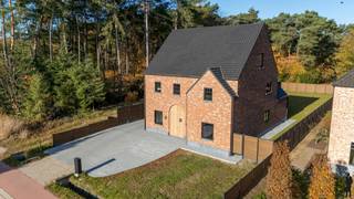 <strong><strong>Hoogwaardig afgewerkte, zeer recente villa in tijdloze pastorijstijl met o.a. 3 à 4 slaapkamers, 2 badkamers, bureauruimte, grote zolderverdieping en bijkomend afzonderlijke atelier- hobby- of garagegruimte achteraan. Het geheel ligt op een perceel van ca. 868m², uitstekend gelegen - centraal, doch rustig - nabij de Wezelse bossen vlakbij het centrum van Mol en Lommel. De woning van bouwjaar 2024 is uiterst energiezuinig (geothermische warmtepomp, zonnepanelen, ventilatie type D, etc.) en werd doorgedreven kwalitatief afgewerkt en ingericht voor eigen bewoning. De woning is overal voorzien van vloerverwarming en vloerkoeling (incl. bovenslaapkamers, excl. zolder). Nabij natuur- en recreatiegebied De Keiheuvel en De Most, scholen, dorpskern Wezel, stadskern Mol en bovendien op wandel- en/of fietafstand van alle voorzieningen (Alma, Spar, etc.) en sportfaciliteiten (padel, tennis, voetbal). EPC-score van 12kWh/m²/jaar (energielabel A). De woning is gelegen nabij Lommel, Postel, Mol en Nederland.<br /><br /></strong></strong><span>Gelijkvloerse verdieping - niveau 0:<br /></span><em><br /></em>Via de inkomhal met gastentoilet en vestiairegedeelte (inbouwkasten), heeft u toegang tot de afzonderlijke bureauruimte (werk- of studieruimte) en de woonkamer. De riante en lichtrijke woonkamer is verdeeld in een zitgedeelte (links), een open leefkeuken (rechts vooraan) en eetkamerdeel (rechts achteraan). De leefruimte op meerlagige kwaliteitstegel is voorzien van vloerverwarming, inbouwspots en wandverlichting. Vanuit deze leefruimte heeft u toegang tot open de keuken met verder toegang tot de bijkeuken / wasplaats. De keuken zelf is luxueus afgewerkt en geïnstalleerd met volgende kwaliteitstoestellen (allen AEG): inductiekookplaat, vaatwas, combi-(microgolf)oven en combi-stoomoven, legio kastruimte en een ruime ijskast. Er is ook een Quooker voorzien (ingebouwd aan/onder de watersteen in het kookeiland).<br /><br />Aan de keuken bevindt zich een open eetkamerlounge met hoge raampartijen en schuifraam met toegang tot het buitenterras.<br /><br />De keuken geeft tot slot toegang tot de wasplaats. Deze ruimte is eveneens volledig voorzien van inbouwkastruimte. Verder bevinden zich in deze ruimte ook alle sanitair-technische installaties (o.a. warmtepompsysteem) en is er plaats voor een extra diepvriezer of berging. <br /><br /><span>Eerste verdieping - niveau 1</span>:<br /><em><br /></em>De vaste trap in de inkomhal leidt tot de eerste verdieping. Hier bevinden zich 3 ruime slaapkamers en 2 uitgeruste badkamers (waarvan 1 met ligbad en inloopdouche en 1 met inloopdouche). De hoofdslaapkamer beschikt over een eigen dressing. 1 slaapkamer doet thans dienst als fitnessruimte.<br /><br /><span>Tweede verdieping - niveau 2</span>:<br /><em><br /></em>De tweede verdieping is eveneens te bereiken via een vaste trap en is nog onafgewerkt. Deze ruimte kan eenvoudig omgevormd worden tot ruime 4e slaapkamer, thuisbioscoop of hobbyruimte.<br /><br /><span>Buitengebeuren</span>:<br /><em><br /></em>De woning heeft een oprit aan de zijkant van de woning (elektriciteitsleidingen voor poortafsluiting zijn aanwezig), er is een garage in het bijgebouw achteraan die evengoed dienst kan doen als extra werkplaats of tuinhuis. Er is verder legio parkeerruimte en de tuin is ruim en onderhoudsvriendelijk aangelegd.<br /><br /><span>Bijzonderheden</span>:<br />- Recente woning (2024), uiterst energiezuinig<br />- EPC van 12 kWh/m²/jaar (label A)<br />- Zonnepanelen en warmtepomp <br />- Vloerverwarming en -koeling (niveau 0 en 1)<br />- Bewoonbare opp.: ca. 300m²<br />- Riante zolder: ca. 60m²<br />- 2 badkamers en 2 afzonderlijke toiletten<br />- Uiterst gunstige ligging op wandelafstand van centrum Wezel<br />- Op wandelafstand van bos en natuurgebied; achterliggend bos