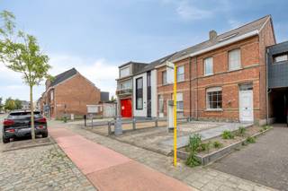 <p><span>AANGENAME GEZINSWONING MET 4 SLAAPKAMERS, LEUKE TUIN EN TERRAS OP 2A 55CA.</span></p><p><span>Gelegen in het centrum van het Ruisbroek. Scholen, station, lokale winkels, ... zijn bereikbaar binnen wandelafstand.</span></p><p><span>Vlotte bereikbaarheid dankzij de nabijheid van de N16 en A12.</span></p><p><span>Het gezellig huis heeft een karaktervolle gevel en beschikt o.a. over een conforme elektrische installatie en condensatieketel op gas.</span></p><p><span> </span></p><p><span>Gelijkvloers: Inkomhal / aangename leefruimte met eetplaats en salon / goed uitgeruste keuken met </span><span>koelkast, oven, microgolfoven, gas kookplaat en vaatwasser (16 m²) </span><span> / bergplaats - wasplaats /</span></p><p><span>badkamer met wastafel en ligbad met douchestang / multifunctionele ruimte geschikt als bureau, bijkomende slaapkamer, ...</span></p><p><span>1ste verd.: Nachthal / 2 slaapkamers (4,65 x 3,75m; 3,65 x 2,85m)</span></p><p><span>2de verd.: Grote slaapkamer (28 m²)</span></p><p><span>Tuin - terras met noord-westelijke oriëntatie / Ruim tuinhuis.</span></p><p><span>Uitweg achteraan perceel / Oprit met parkeermogelijkheid.</span></p>