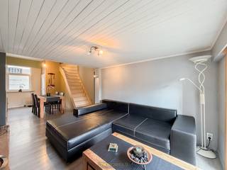 <span><span><strong>1ste bezoekdag donderdag 19 februari! Inschrijven kan via www.nobels.be onder referentienummer 4260566.</strong></span></span><br /><br />BETAALBARE HALFOPEN BEBOUWING, gelegen op een CENTRALE LOCATIE VLAKBIJ HET STATION van Eine en met een VLOTTE VERBINDING naar de N60. Deze woning biedt een MOOIE OPPORTUNITEIT voor wie een pand zoekt dat nog verder naar EIGEN SMAAK kan worden afgewerkt, en zo kan uitgroeien tot de IDEALE WOONST op een STRATEGISCHE LIGGING. Een extra troef is de aanwezigheid van 12 ZONNEPANELEN.  Daarnaast beschikt de woning over een RUIME GARAGE en een GROOT TUINHUIS, wat zorgt voor uitzonderlijk veel OPSLAG-/HOBBYMOGELIJKHEDEN.<br />Via de inkomhal betreedt u de gezellige eefruimte. Aansluitend bevindt zich een bureauruimte die eventueel ook dienst kan doen als gelijkvloerse slaapkamer! Achteraan vindt u de ingerichte keuken, een praktische berging en een ingerichte badkamer. Op de verdieping beschikt de woning over 2 ruime slaapkamers en een praktische zolderruimte.<br />Buitenshuis geniet u van een oprit, een groot terras, garage, extra bergruimte, een gezellige tuin en een veelzijdig tuinhuis.<br /><br />Beschikbaar bij akte<br /><br />Adres: Heurnestraat 17 te Eine (Oudenaarde)<br /><br />EPC: 365kWh/m², G-score en P-score C, Geen renovatieverplichting van toepassing 