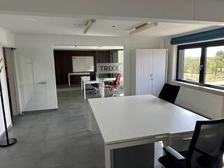 Ruime en strategisch gelegen bedrijfsruimte van 50 m² in het hart van Hoeselt.Bent u op zoek naar een ruime en flexibele locatie voor uw...