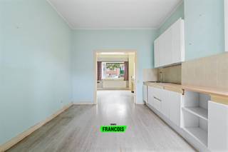 In de Plakkersstraat 67 te Oostende bevindt zich dit verzorgde gelijkvloerse appartement, ideaal als vaste woonst, tweede verblijf of investering.<br /><br />De ruime en lichtrijke woonkamer sluit mooi aan op de keuken, wat zorgt voor een aangenaam en open leefgevoel.<br /><br />De slaapkamer heeft een rechtstreekse aansluiting op de badkamer, wat extra comfort biedt.<br /><br />Geniet van een privatief terras, perfect om te ontspannen in alle rust. Het appartement is uitgerust met centrale verwarming op gas met een recente ketel, wat zorgt voor een efficiënte en betrouwbare verwarming. De PVC-ramen verkeren in goede staat en dragen bij aan een goede isolatie.<br /><br />Dankzij de centrale ligging bevinden winkels, openbaar vervoer en het stadscentrum zich op wandelafstand.<br /><br />Een interessante opportuniteit voor wie comfortabel en centraal wil wonen! <br /><br />