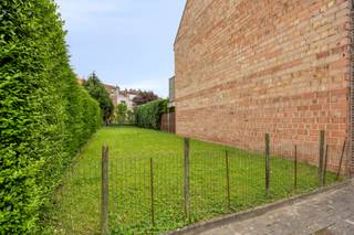 <p>Ce terrain à bâtir pour construction fermée situé à Wemmel bénéficie d’un emplacement calme dans une rue résidentielle tout en offrant une excellente accessibilité vers Bruxelles. Il représente une belle opportunité pour les personnes souhaitant construire une maison unifamiliale spacieuse et confortable dans un environnement agréable où tranquillité et mobilité se rencontrent parfaitement.</p><p>Le terrain se situe en zone d’habitat et convient à la réalisation d’une maison 2 façades. Selon les prescriptions urbanistiques en vigueur, il est possible de construire jusqu’à 2 niveaux avec un étage supplémentaire en retrait sous toiture. Cette configuration permet de concevoir une habitation moderne et fonctionnelle répondant pleinement à vos attentes.</p><p>Les prescriptions générales imposent une profondeur de construction harmonieuse avec les bâtiments voisins. La profondeur du bâtiment adjacent devra donc être respectée. La forme de toiture devra également s’intégrer harmonieusement à l’environnement immédiat. Les habitations voisines étant équipées de toitures inclinées, une toiture en pente est imposée avec une hauteur maximale de corniche de 6,50m.</p><p>Les possibilités offertes permettent de créer une habitation qualitative avec des espaces de vie confortables et une organisation intérieure adaptée à la vie de famille. L’étage en retrait offre un espace complémentaire idéal pour des chambres supplémentaires, un bureau ou une salle polyvalente.</p><p>Le terrain dispose également d’un atout important avec l’obligation de conserver une zone de jardin privatif. Vous profitez ainsi d’un agréable espace extérieur propice au calme, à l’intimité et à la détente. La construction d’un bâtiment annexe indépendant est également autorisée dans le respect des prescriptions urbanistiques.</p><p>Le confort pratique a aussi été prévu puisqu’au moins une place de parking privative devra être aménagée sur le terrain.</p><p>La localisation à Wemmel constitue une véritable valeur ajoutée. Vous vivez dans un environnement résidentiel calme avec une connexion rapide vers Bruxelles et les communes environnantes. Les commerces, écoles, transports en commun et principaux axes routiers se trouvent à courte distance, offrant un équilibre idéal entre tranquillité et accessibilité.</p><p>Ce terrain à bâtir à Wemmel conviendra parfaitement à ceux qui recherchent un terrain bien situé avec des possibilités de construction claires pour réaliser une maison familiale confortable et qualitative. Contactez-nous pour plus d’informations ou pour découvrir tout le potentiel de ce terrain lors d’une visite.</p>