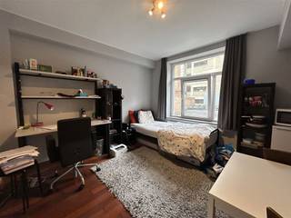 <p><span>Vrij voor eigen bewoning academiejaar 25-26! </span></p><p><span>Op zoek naar een kwalitatieve studentenkamer of een slimme investering in het hart van Leuven? Deze instapklare kamer van 19 m², gelegen op de eerste verdieping van een stijlvol gerenoveerd gebouw op de Bondgenotenlaan, biedt het beste van twee werelden: centrale ligging én rust.</span></p><p><span>De kamer bevindt zich aan de achterzijde van het gebouw, waardoor je in alle stilte kunt studeren en ontspannen, ondanks de levendige ligging vlak bij het station, de binnenstad en verschillende campussen. Dankzij de grote raampartijen geniet je bovendien van aangenaam veel natuurlijk licht.</span></p><p><span>De kamer beschikt over een </span><span>eigen badkamer</span><span> met douche, lavabo en toilet, wat zorgt voor maximale privacy en comfort. Op dezelfde verdieping bevindt zich een ruime, gemeenschappelijke keuken die volledig is uitgerust. </span></p><p><span>Het gebouw werd in </span><span>2015 volledig gerenoveerd</span><span> met oog voor kwaliteit en duurzaamheid.</span></p><p><span>Een unieke combinatie van rust, licht en een absolute topligging maakt van deze studentenkamer een waardevaste keuze voor zowel studenten als investeerders.</span></p><p><span>Interesse?</span><span><br />Neem contact met ons op via 016 15 31 15 of mail naar info@immolivit.be voor meer informatie of om een bezoek in te plannen.</span></p>