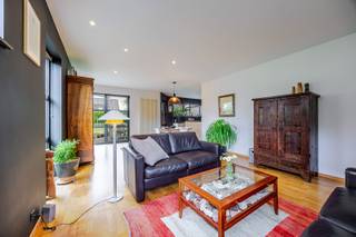 Instapklare en goed onderhouden woningen in deze gegeerde omgeving worden steeds zeldzamer. Deze kwaliteitsvolle halfopen bebouwing uit 1998 combineert ruimte, comfort en een uitstekende ligging. Met maar liefst 200 m² bewoonbare oppervlakte op een perceel van 4,5 are is dit een ideale thuis voor wie zorgeloos wil wonen.<br /><br />De woning werd steeds met de grootste zorg onderhouden en is volledig instapklaar. Momenteel zijn er twee ruime slaapkamers, met de mogelijkheid om eenvoudig een derde slaapkamer te creëren. Ideaal als extra kinderkamer, bureau, hobbyruimte of logeerkamer. Binnen geniet u van veel natuurlijk licht, een praktische indeling en kwalitatieve materialen. Ook technisch zit u goed met een energiezuinig EPC-label B en een conforme elektrische installatie.<br /><br />Buiten wacht een gezellige en private tuin, perfect om te ontspannen of samen te genieten. Private parkeergelegenheid is eveneens aanwezig.<br /><br />De ligging in een rustige doodlopende straat is een absolute troef. Een speelplein ligt vlakbij en dankzij de hoge Mobiscore zijn winkels, scholen en openbaar vervoer vlot bereikbaar. Ook Brussel, Mechelen, Leuven en Zaventem zijn uitstekend bereikbaar.<br /><br />Een instapklare thuis waar ruimte, rust en bereikbaarheid samenkomen, op een toplocatie in Weerde.