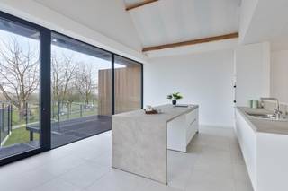 Alle attesten, virtuele rondleiding,... te raadplegen op www.JUNOvastgoed.beRustig doch vlot bereikbaar gelegen nieuwbouwwoning in unieke...