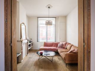 <strong>Karaktervolle woning met 4 slaapkamers en zonnige stadstuin op een boogscheut van het centrum van Gent.</strong><br /><br /><em>Meer informatie? Mail naar info@carloeggermont.be</em><br /><br />Deze charmante burgerwoning bevindt zich nabij het populaire <strong>DOK NOORD</strong>, op wandelafstand van het <strong>Kapitein Zeppospark</strong> en op korte fietsafstand van het historische stadscentrum. Dankzij de voortdurende ontwikkeling van de buurt geniet deze locatie van een sterk stijgende aantrekkingskracht.<br /><br />De woning werd in <strong>2019 grondig en kwalitatief gerenoveerd</strong>, met bijzondere aandacht voor energiezuinigheid, esthetiek en een praktische indeling. Dit resulteert in een gunstige <strong>EPC-score B (147 kWh/m²/jaar)</strong>, mede dankzij onder meer zonnepanelen en geïsoleerde achtergevels.<br /><br />Via de inkomhal met <strong>authentieke</strong> <strong>trap</strong> betreden we de <strong>gezellige</strong> <strong>leefruimte</strong> aan de voorzijde, waar originele elementen zoals de schouw voor extra charme zorgen. Aansluitend bevindt zich een <strong>ruime</strong> <strong>eetplaats</strong> met directe toegang tot de <strong>aangename</strong> en <strong>zonnige</strong> <strong>stadstuin</strong>.<br /><br />Achteraan, in de uitbouw, vinden we een <strong>ruime</strong> <strong>keuken</strong> met aansluitende <strong>berging</strong>/<strong>wasplaats</strong>, een apart <strong>gastentoilet</strong> en toegang tot de <strong>kelder</strong>.<br /><br />Op de <strong>eerste</strong> <strong>verdieping</strong> bevindt zich de ruime <strong>master</strong> <strong>bedroom</strong>, uitgerust met <strong>maatwerkkasten</strong> en een rechtstreekse verbinding naar de <strong>badkamer</strong>. Deze beschikt over een inloopdouche, ligbad, dubbele wastafel en toilet.<br /><br />De tweede verdieping telt nog <strong>twee volwaardige slaapkamers</strong>.<br /><br />Op de <strong>bovenste</strong> <strong>verdieping</strong> bevindt zich een grote open ruimte die momenteel dienstdoet als polyvalente kamer, maar perfect kan worden ingericht als <strong>vierde slaapkamer</strong>, <strong>hobbyruimte</strong> of <strong>thuisbureau</strong>.<br /><br /><strong>Troeven</strong>
<ul>
<li><span>4 slaapkamers </span></li>
<li><span>Zonnige stadstuin </span></li>
<li><span>Kwalitatieve renovatie (2019) </span></li>
<li><span>EPC B – 147 kWh/m²/jaar </span></li>
<li><span>Zonnepanelen aanwezig </span></li>
<li><span>Instapklaar </span></li>
<li><span>…</span></li>
</ul>
<strong>Een ideale woning voor wie zoek is naar een ruime, instapklare en karaktervolle woning met stadstuin nabij het centrum van Gent.</strong><br /><br />