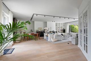 <span>De best georiënteerde penthouse in het unieke parkdomein “Wilaard” vlak bij het centrum van Kapellen. Dit ruime dakappartement omvat een ruime living, ingerichte leefkeuken met zicht op het domein en toegang tot het terras, 2 slaapkamers met elk een dressing, badkamer en balkon, bureel, ruim zuidgericht terras en groot dakterras. Het appartement is als volgt ingedeeld: Centrale inkomhal met trap en lift rechtstreeks toekomt in het appartement. Inkomhal op witte marmeren tegelvloer met vestiairekast en gastentoilet met handenwasser. Hiernaast de ruime en lichte leefruimte op parket, onderverdeeld in een zithoek met open haard , ingemaakte kasten en grote schuiframen naar het terras, en een gezellige tv en leeshoek met prachtige bibliotheekkasten. Naast de leefruimte bevindt zich de volledig ingerichte leefkeuken (vernieuwd in 2024) voorzien met ontbijthoek die directe toegang geeft tot het zonnige, grote terras met veel privacy dat toch een prachtig uitzicht biedt over heel het domein. Berging in de keuken, alsook aansluitende ruime bijkeuken en wasplaats met zeer veel kastruimte. De nachthal geeft uit op de Masterbedroom bestaande uit een dressing, grote slaapkamer op parket met ingemaakte kasten en een badkamer in wit marmer met ligbad, douche, dubbele lavabo en toilet. Tweede slaapkamer met aansluitend dressing en badkamer in wit marmer voorzien van ligbad, douche, dubbele lavabo en toilet. Verder nog een aparte wasplaats en een bergkast. Via de vernieuwde eiken houten trap bereiken we de verdieping, bestaande uit een derde slaapkamer, die toegang geeft tot het gigantische dakterras. Bij het appartement horen bovendien twee garages en een ruime kelderberging</span>