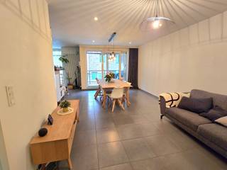 Disponible à partir du 1er octobre! Pour les visites, envoyez un e-mail à matthias@colorcasa.beAppartement au premier étage avec 2 chambres, hall...
