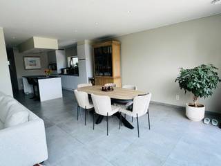 <p>Dit centraal gelegen en instapklaar gelijkvloers appartement biedt een aangename woonomgeving met alle hedendaagse comfort.</p>
<p>Het appartement beschikt over een ruime en lichtrijke woonkamer en een volledig uitgeruste keuken voorzien van een dubbele spoelbak, kookplaat, dampkap, koelkast met vriesvak, vaatwasmachine, oven en microgolfoven.</p>
<p>Er zijn twee ruime slaapkamers (12m²), een stijlvolle badkamer met dubbele lavabo, inloopdouche en ligbad en een praktische berging aanwezig.</p>
<p>Buiten geniet u van een groot terras, een mooie private tuin, een carport, een handige tuinberging en een autostaanplaats vooraan het gebouw.</p>
<p>Deze energiezuinige BEN-woning (E-peil 11) is uitgerust met zonnepanelen en vloerverwarming op aardgas, wat zorgt voor een hoog wooncomfort en lage energiekosten. Bovendien zijn een alarmsysteem, verlichting en gordijnen reeds inbegrepen.</p>
<p>Dankzij de centrale ligging geniet u van een uitstekende bereikbaarheid, met een vlotte verbinding naar de E17 en de N16. Beschikbaar vanaf 1 september 2026.</p>