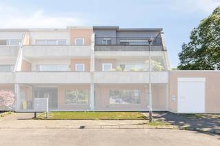 Het appartement dat we te koop aanbieden geniet een rustige ligging in Hoevenen, vlakbij alle belangrijke voorzieningen zoals openbaar vervoer en winkels. We betreden het appartement via de ruime inkomhal die toegang geeft tot alle ruimtes. De woonkamer is voorzien van veel lichtinval en biedt toegang tot het terras aan de voorzijde. Aansluitend aan de leefruimte vinden we de open keuken. Verder is er een badkamer voorzien van douche en lavabomeubel. Daarnaast vinden we 3 slaapkamers waarvan één met toegang tot het achtergelegen terras. Het appartement werd steeds goed onderhouden en is volledig instapklaar! Ideaal voor zowel eigen gebruik als investering. Achteraan het gebouw bevindt zich een garage, wat extra gemak en opslagruimte biedt. De garage kan bij aangekocht worden aan een prijs van €20.000. DIVERSE:- gunstig EPC label C: 267 kWh/m²- conforme EK- Garage NIET inbegrepen! - momenteel verhuurd aan stabiele huurder Interesse in dit appartement? Bel ons 03/666 66 66 of via e-mail op kapellen@dewaele.com.Bestuursmaatregelen in het maatregelenregister: nee
