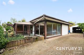 <p><strong>Te renoveren bungalow met ruime tuin en visvijver in Roosbeek (Boutersem)</strong></p><p>In een rustige, groene omgeving in Roosbeek, een aangename deelgemeente van Boutersem, bevindt zich deze op te frissen bungalow op een perceel van maar liefst 10a 24ca . Dankzij de omliggende natuur geniet u hier van optimale privacy en een heerlijk gevoel van rust.</p><p>De woning beschikt over een bewoonbare oppervlakte van 94 m² en omvat 3 slaapkamers, 1 badkamer, wasplaats; leefruimte en keuken. Verwarming gebeurt op propaangas. In tuin vind je een visvijver en heb je tal van mogelijkheden voor tuinliefhebbers. Daarnaast zijn er op het perceel 2 vrijstaande garages, een carport en een oude folieserre aanwezig.</p><p>De ligging combineert landelijk wonen met een uitstekende bereikbaarheid. Leuven en Tienen bevinden zich op korte afstand en via de nabijgelegen E40 bereikt u vlot Brussel en Luik.</p><p>Extra interessant: volgens de gemeente Boutersem komt het perceel in aanmerking voor herbebouwing. Een eventuele nieuwbouw dient aan de straatzijde te worden ingeplant, conform de geldende stedenbouwkundige voorschriften.</p><p>Een eigendom met potentieel voor wie ruimte, groen en privacy weet te waarderen!</p><p>EPC: 1066 kWh/m² - UC:3854953 - label F<br />Wg-Ag-Gvkr-Gvv</p>
