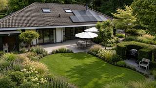 <p>***Tuinliefhebbers opgelet! ***<br />In een rustige villaverkaveling op een perceel van ruim 2.000m² in Oud-Turnhout, pal in de achtertuin van het prachtige natuurreservaat De Liereman, bevindt zich deze villa waar hedendaags comfort en de natuur elkaar ontmoeten. Deze villa beschikt op het gelijkvloers o.a. over een zeer ruime, lichtrijke woonkamer met ruime zithoek, eetkamer en keuken, 3 slaapkamers, 2 badkamers en een dubbele inpandige garage, de bovenverdieping werd voorzien van sanitair en een ruime slaapkamer. Deze villa is georiënteerd op het zuidwesten en achteraan het perceel loopt de Grote Calie. <br />Gelijkvloers: <br />Een warm welkom in de ruime inkomhal, die u toegang verleent naar enerzijds het woongedeelte en anderzijds het slaapgedeelte. <span></span>In de grote open woonkamer is nu een zithoek aan de straatzijde gecreëerd, waarbij de open gashaard, het eetgedeelte en de open keuken visueel van elkaar scheidt. De grote leefruimte laat echter vele indelingen toe. <span></span>De vele ramen, openslaande deuren en schuifpui, zorgen voor een overvloed aan daglicht en brengen het groen van de omliggende tuin tot binnen. Bij de eethoek ligt de open keuken en is nu het hart van de woning. Door de grote schuifpui in de keuken ontstaat er met het terras buiten een gezellige 2e eethoek. <span></span>Op het gelijkvloers bevinden zich drie ruime slaapkamers en twee recent gerenoveerde badkamers. De badkamer aan de master bedroom is voorzien van een infraroodsauna.<br />De gehele benedenverdieping is voorzien van een prachtige, massief eiken parketvloer in visgraatpatroon. <br />Verder is er een dubbele inpandige garage met bergruimte.<span> <br /></span>De verdieping: <br />De zolderverdieping is deels ingericht met een slaapkamer en badkamer – ideaal voor logés of opgroeiende tieners. De overige ruimten kunt u herinrichten, maar worden thans gebruikt als extra bergplaats. Omgeving:</p>
<p>De parkachtige tuin, georiënteerd op het zuidwesten, ademt rust en harmonie. Met een sierlijke vijver, bloemen, vogels en vlinders, is het dagelijks genieten in je eigen tuin. Een unieke kans voor wie houdt van rustig en bestendig wonen in directe verbinding met de natuur. In de tuin bevinden zich verder een ruim houten tuinhuis en een carport met 2e tuinhuis. Bovendien ligt deze woning op een kleine 10 minuten van de A2 naar Eindhoven en E34 naar Antwerpen.</p>
<p>Bijzonderheden:<br />Bijzonder rustige ligging in villa verkaveling - Afgesloten tuin op het zuidwesten - Buitenschrijnwerk in uitstekende staat - Badkamers recent volledig gerenoveerd - Ramen woongedeelte vervangen door HR+ glas - Zonnepanelen (18st) met thuisbatterij - op 25 min van centrum Eindhoven</p>
<p></p>
<br />
<p>https://tour.giraffe360.com/6dd4ff6b2e574aba9cd84eaf9934b8a9/</p>