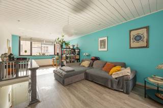 Charmante energiegunstige woning met tuin, garage en verschillende leefmogelijkheden te Hemiksem! <br /><br />Bij het binnenkomen bevindt zich de ruime inkomhal met trap naar de eerste verdieping. Op de eerste verdieping bevindt zich de leefruimte met aansluitend de leefkeuken voorzien van toestellen. <br /><br />Via de keuken is er rechtstreeks toegang tot het ruime terras aan de achterzijde, van ca. 23m². Verder bevindt zich op deze verdieping de badkamer, uitgerust met een ligbad met douchefunctie, een lavabo, toilet en aansluitingen voor wasmachine en droogkast.<br /><br />De gelijkvloerse verdieping biedt een bijkomende leefruimte van 30m², waardoor deze woning bijzonder veelzijdig is. Aansluitend bevindt zich een slaapkamer van 17m². Via de grote schuiframen in de slaapkamer geniet men rechtstreeks toegang tot het terras en de achterliggende tuin.<br />Op deze verdieping is bovendien een moderne inloopdouche aanwezig, evenals een afzonderlijk toilet met lavabo.<br /><br />Dankzij de ruime oppervlakte en praktische indeling kan de leefruimte op de gelijkvloerse verdieping, mits beperkte werken, worden opgesplitst in twee volwaardige kamers.<br /><br />De woning beschikt daarnaast over een garage van ca. 24m².<br /><br />Achteraan de woning bevindt zich een tuin met terras, samen goed voor ca. 300m² buitenruimte. Achteraan bevindt zich bovendien een gebouwde berging en daarnaast is er nog een tuinhuis aanwezig wat zorgt voor extra praktische bergruimte.<br />Via de servitudeweg is er bovendien een rechtstreekse toegang tot de tuin aan de achterzijde. <br /><br />Belangrijkste troeven:<br /><br />- Veelzijdige indeling over twee niveaus<br />- Energiegunstig (label B)<br />- Voorzien van 12 zonnepanelen<br />- Buitenruimte van circa 300m²<br />- Garage van ca. 24m²<br /><br />147m² bewoonbare oppervlakte cfr EPC.<br /><br />Wenst u een bezoek of meer informatie? Dan kan u ons steeds contacteren via info@dvarealestate.be of via 03/297.00.00.
