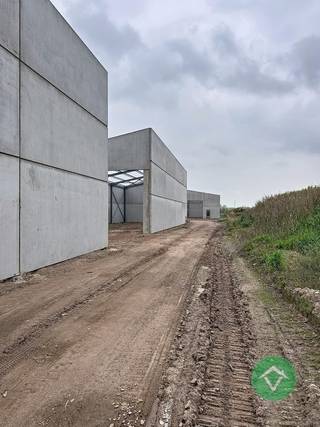 Nieuwe KMO-units te Roeselare, een modern en duurzaam bedrijventerrein bestaande uit 10 loodsen.In dit nieuwe KMO-park, *ARDOPOORT*, bieden wij een...