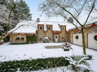 Deze fraaie villa op een perceel van in totaal 4452m², is gelegen aan de overkant van het natuurgebied ‘Klein Schietveld’ nabij het centrum van Maria-Ter-Heide in Brasschaat. Uitvalswegen naar Antwerpen en Nederland zeer vlot te bereiken. Zoekt u voor een eigendom waar u volume met een magnifieke parktuin kan combineren? Of de mogelijkheden voor een zorgwoning of een praktijk-/kantoorruimte aan huis? Dan is dit zeker een droom voor u en uw familie. Ze beschikt namelijk over 5 kamers, 5 badkamers en een kantoorruimte. Plan uw afspraak in en kom de mogelijkheden ontdekken.<br /><br />Indeling gelijkvloers:<br />Via de inkomhal komen we binnen in de mooi onderhouden villa. Deze heeft een gastentoilet en voldoende hoogte voor een kroonluchter. Rechtdoor komen we in het leefgedeelte, die is opgedeeld in een salon en een eetkamer. De ruime leefkeuken is zeer compleet uitgerust met voldoende bergkasten, toestellen en een eethoek… kortom alle comfort die u verwacht. Vanuit alle ruimtes heeft u zicht op de prachtig aangelegde parktuin met vijver en terras. Via een bijkeuken met aparte inkomdeur, bereiken we de inpandige, dubbele garage. Een trap leidt naar een fraai ingerichte kantoorruimte met aparte badkamer. Aan de andere kant van de villa is er een masterbedroom met dressing en luxueuze badkamer met bad en douche. De woning is hierdoor geschikt voor zowel zorgwonen als home office en biedt u tal van mogelijkheden. <br /><br />Eerste verdieping:<br />Vanuit de inkomhal nemen we de trap naar de nachthal op de eerste verdieping. Er zijn 4 kamers, waarvan 2 met en suite badkamer. De riante badkamer heeft een bad en een douche. Ten slotte is er nog een nachttoilet. <br /><br />Buiten:<br />De woning beschikt over een voortuin met oprit en is volledig omheind. De tuin is toegankelijk zowel via het salon, als de eetkamer en de leefkeuken via grote raampartijen. Hij beschikt over een zeer ruim terras waar u kan genieten van alle rust en een groen uitzicht op de zeer fraai aangelegde parktuin met vijver.<br /><br />Bijzonderheden:<br />- Groene omgeving over natuurgebied ‘Klein Schietveld’<br />- Fraai aangelegde parktuin<br />- Een eengezinswoning met een mogelijkheid voor praktijk, kantoor of zorgwonen.<br />- Volledig omheind perceel met vijver en ruim terras<br />- Alarminstallatie<br />- B-label<br /><br />Vg - Wp - Gmo - Gvkr - Gvv<br />EPC 191 kWh/m²